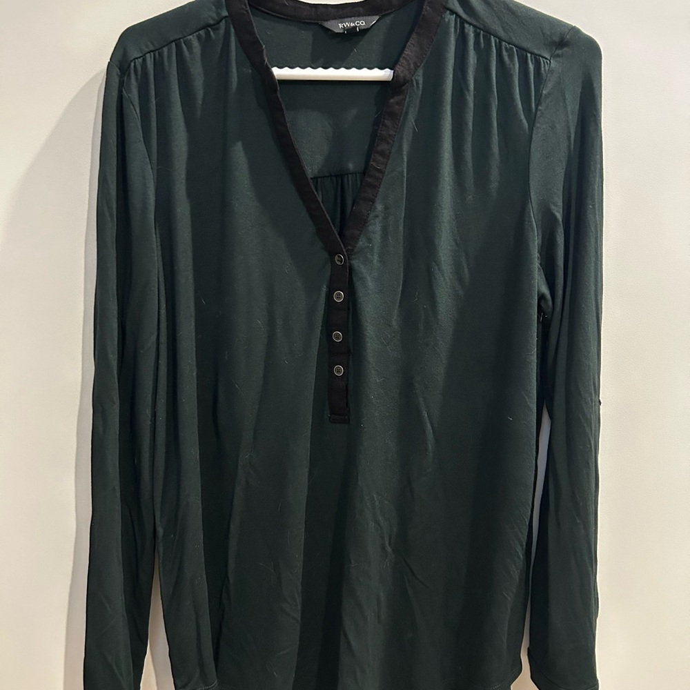 RW&CO. Green Long Sleeve Tee for Versatile Style